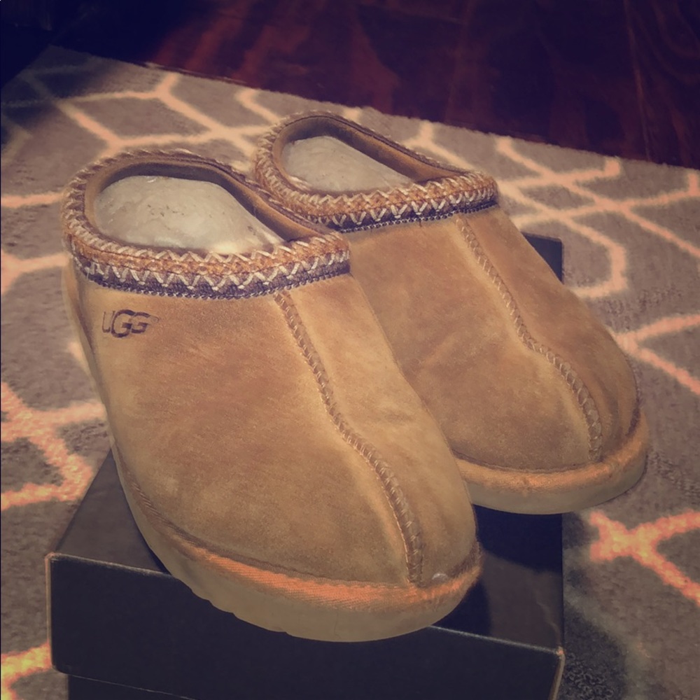 These are a pair of Uggs for men the tan color